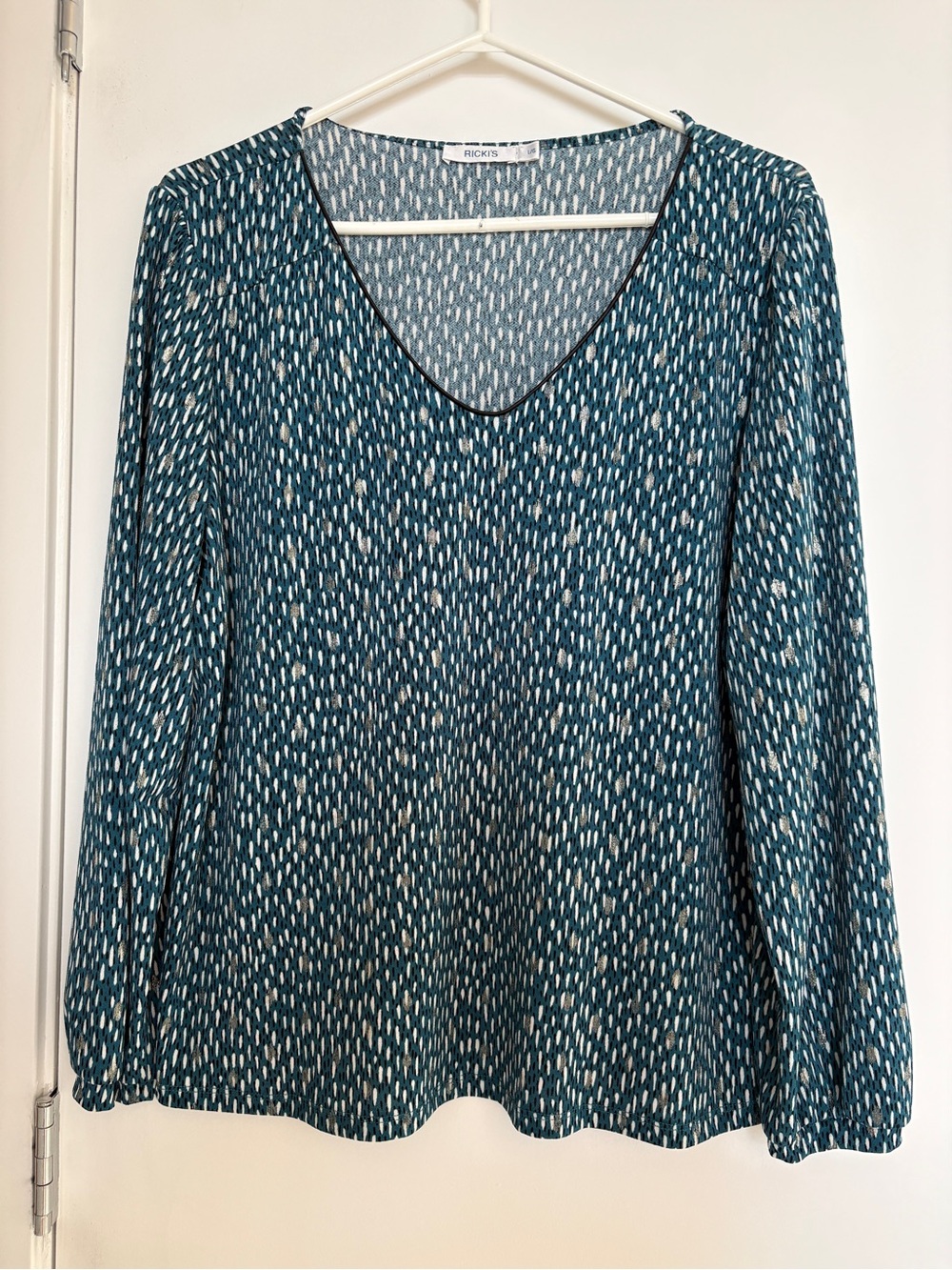 Ricki's L/XL V-Neck Long Sleeve Top